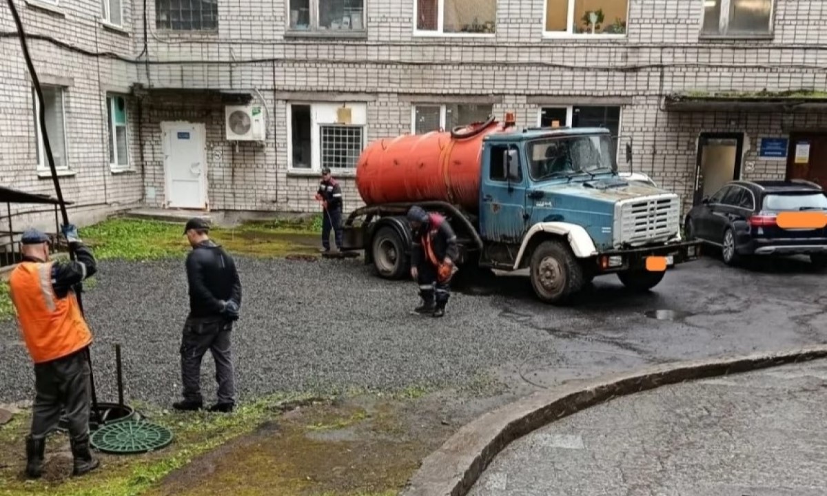 «Аромат забитой канализации»: в больнице Карелии кто-то регулярно смывает в унитаз тряпки