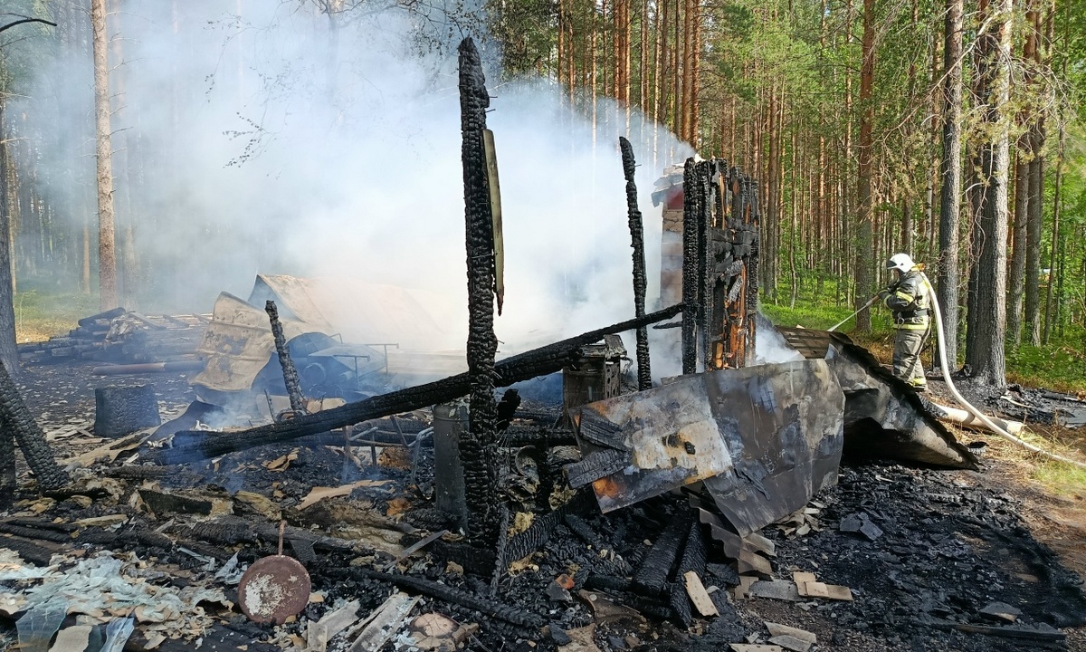 Рыбацкий домик сгорел на берегу озера в Карелии