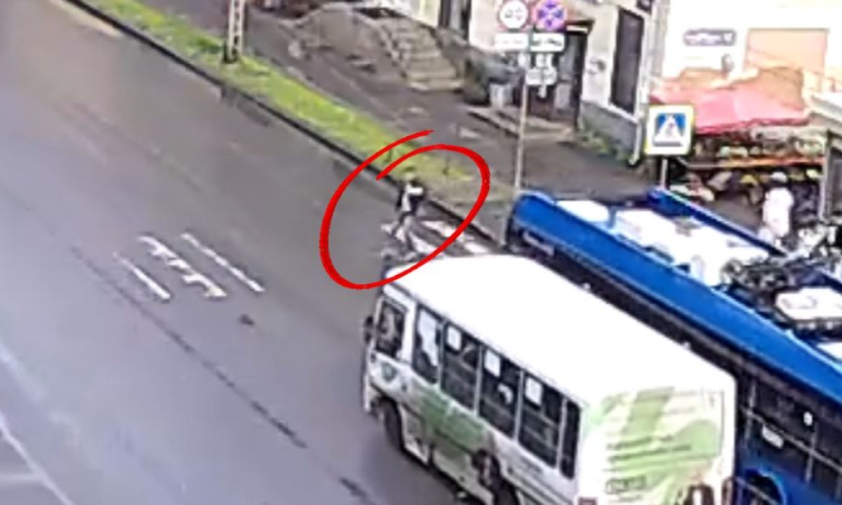 В Петрозаводске ищут водителя автобуса, который чуть не сбил пешехода