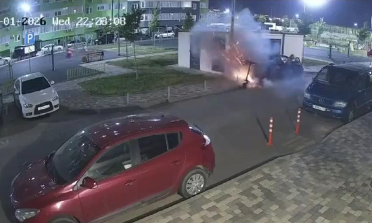 Электросамокат внезапно вспыхнул во дворе дома: чуть не загорелись и машины