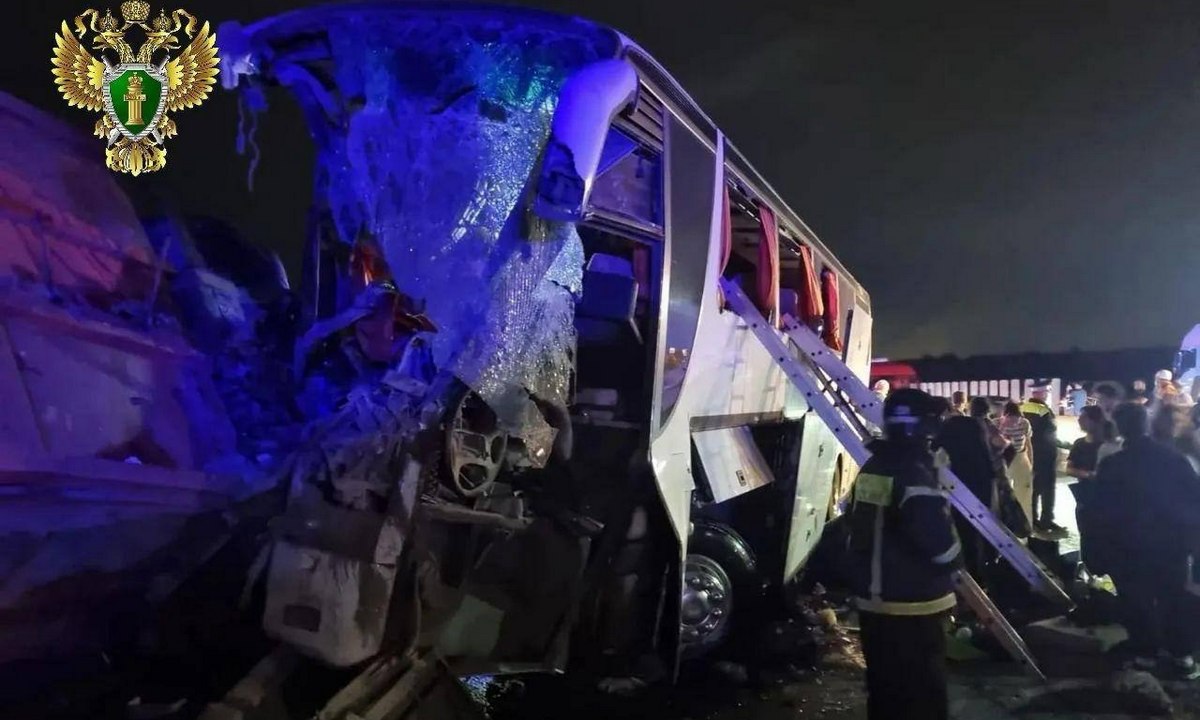 Пять человек погибли в страшной аварии с автобусом: еще 38 ранены