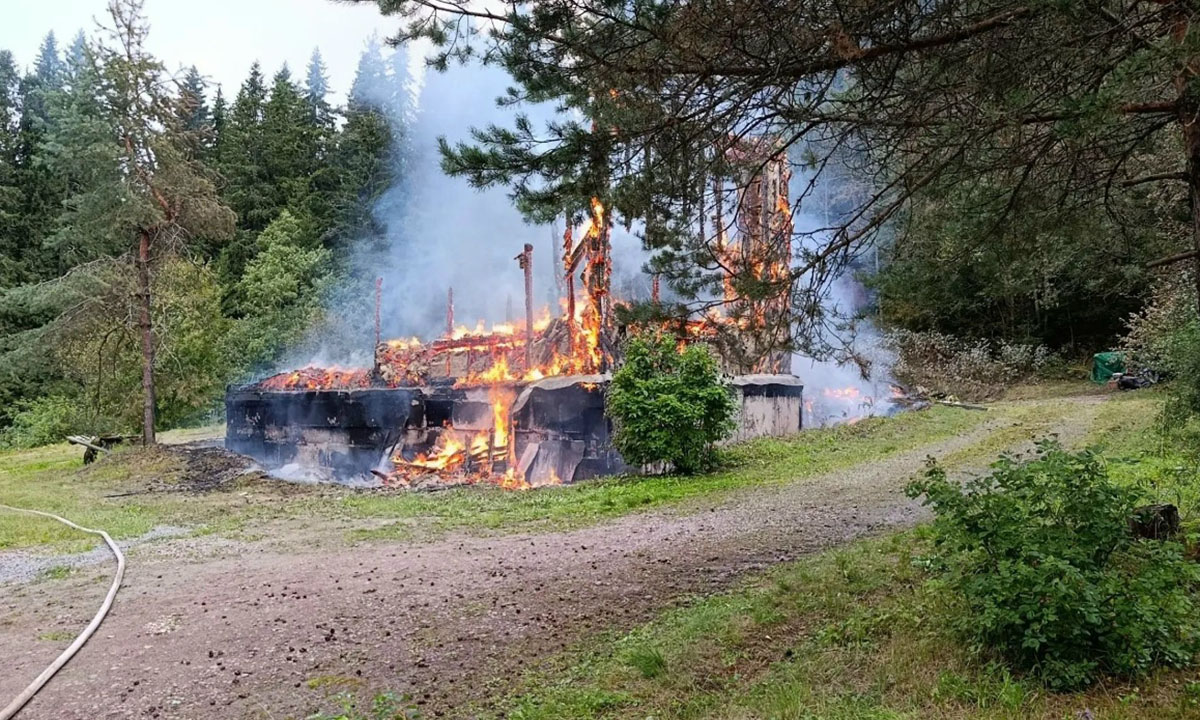 Во время пожара, уничтожившего жилой дом в Карелии, пострадали два человека