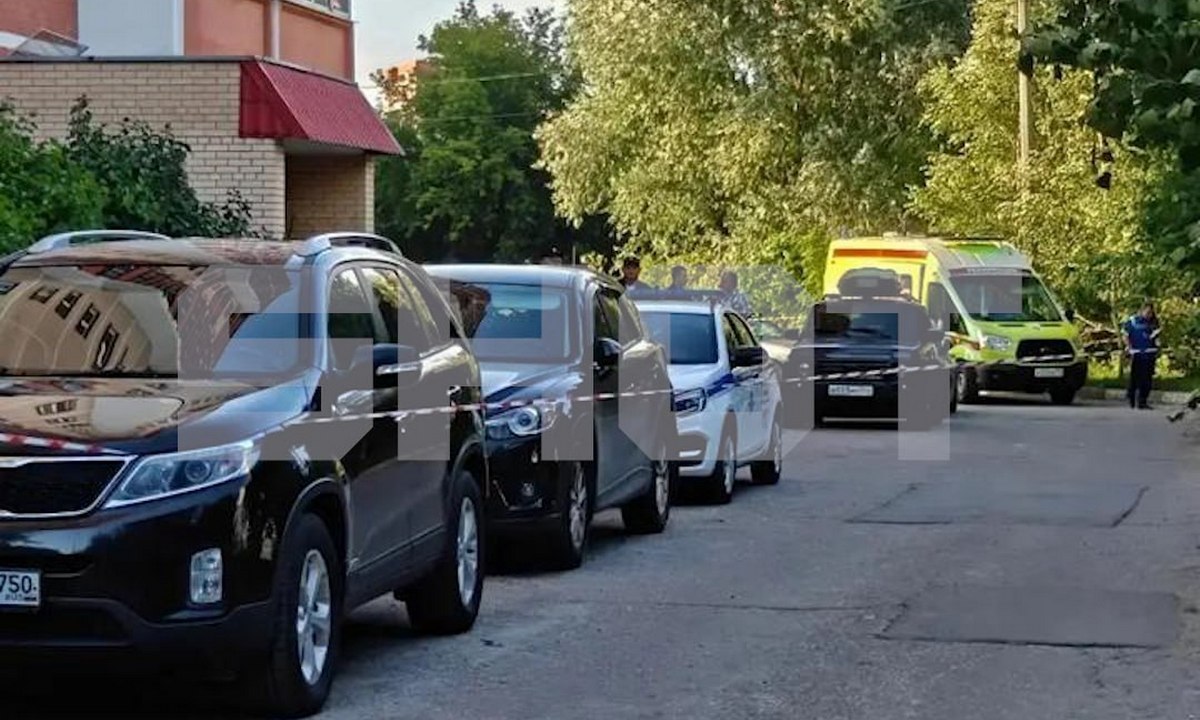 Мать случайно выпала из окна с трехлетним сыном на глазах у других детей