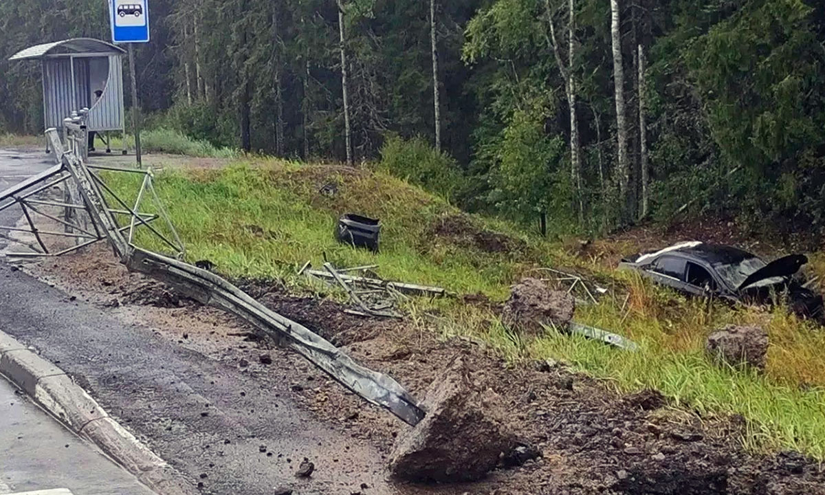Около остановки на трассе водитель машины потерял управление