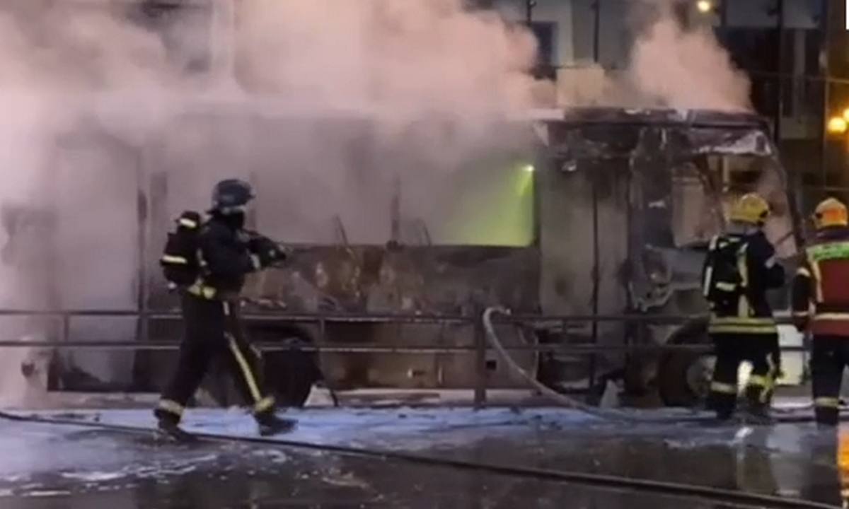 Автобус загорелся на трассе «Кола»