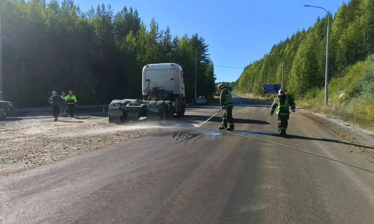 Трассу в Карелии пришлось мыть после ДТП