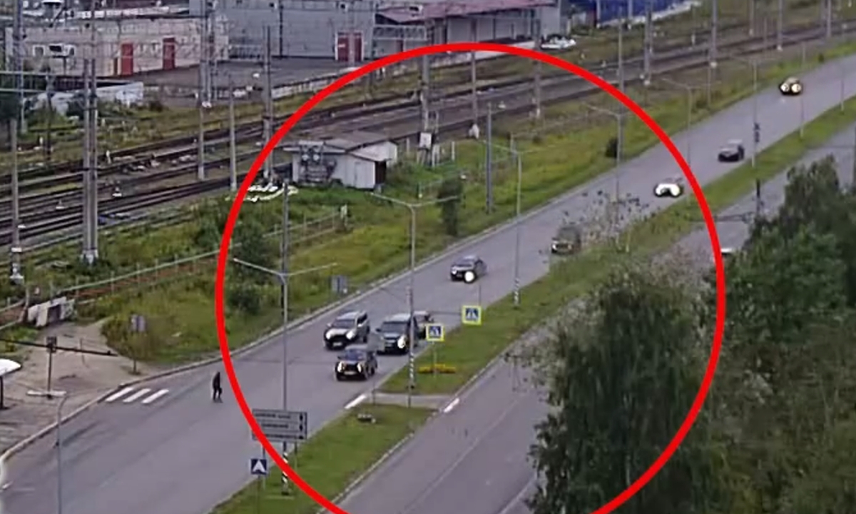 В Петрозаводске машина влетела во внедорожник прямо перед пешеходами