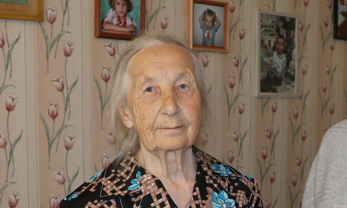«Ни в чем не отставала от своего Василия». Уникальной женщине-каменщице в Карелии исполнилось 90 лет