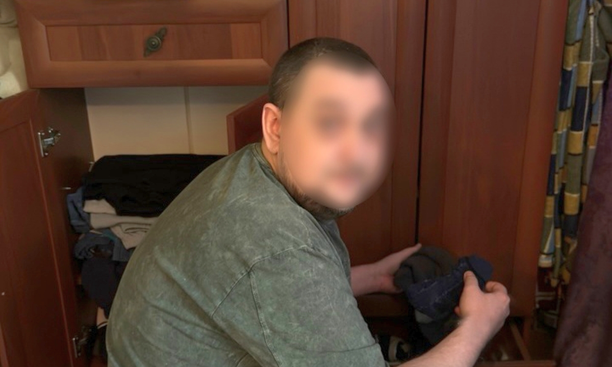 Россиянин восемь лет прятался в диване и зарабатывал по 40 тысяч в месяц