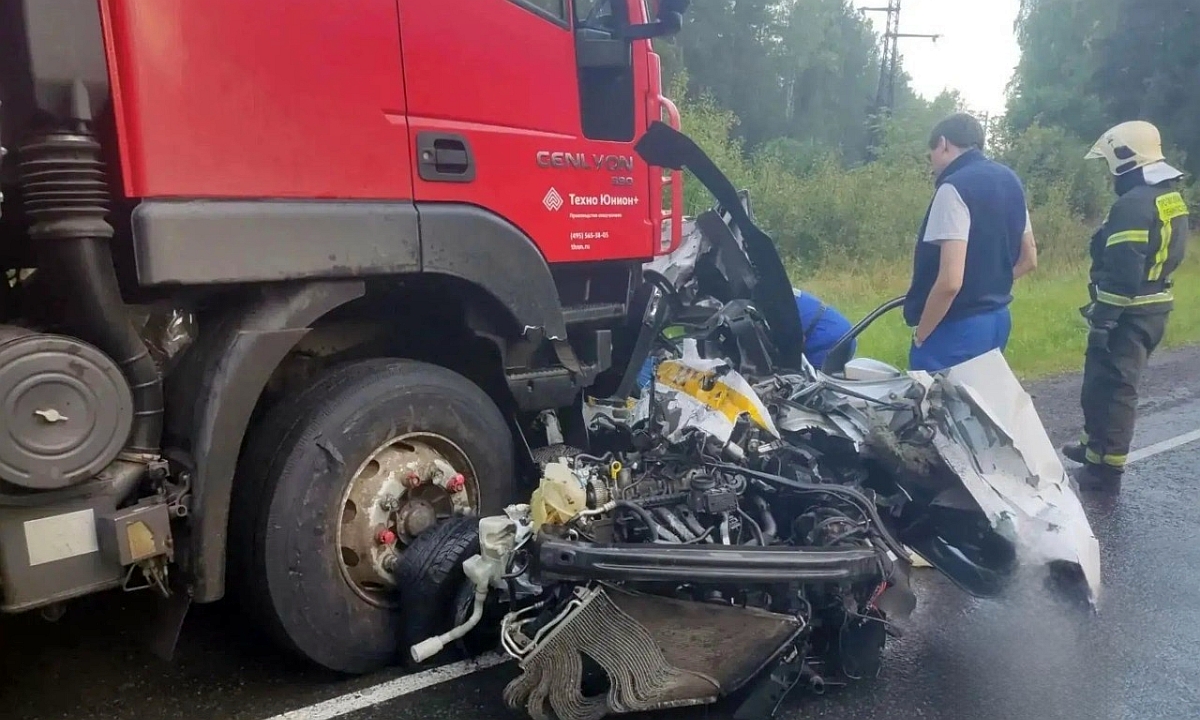 Мусоровоз раздавил такси с человеком рядом с Карелией