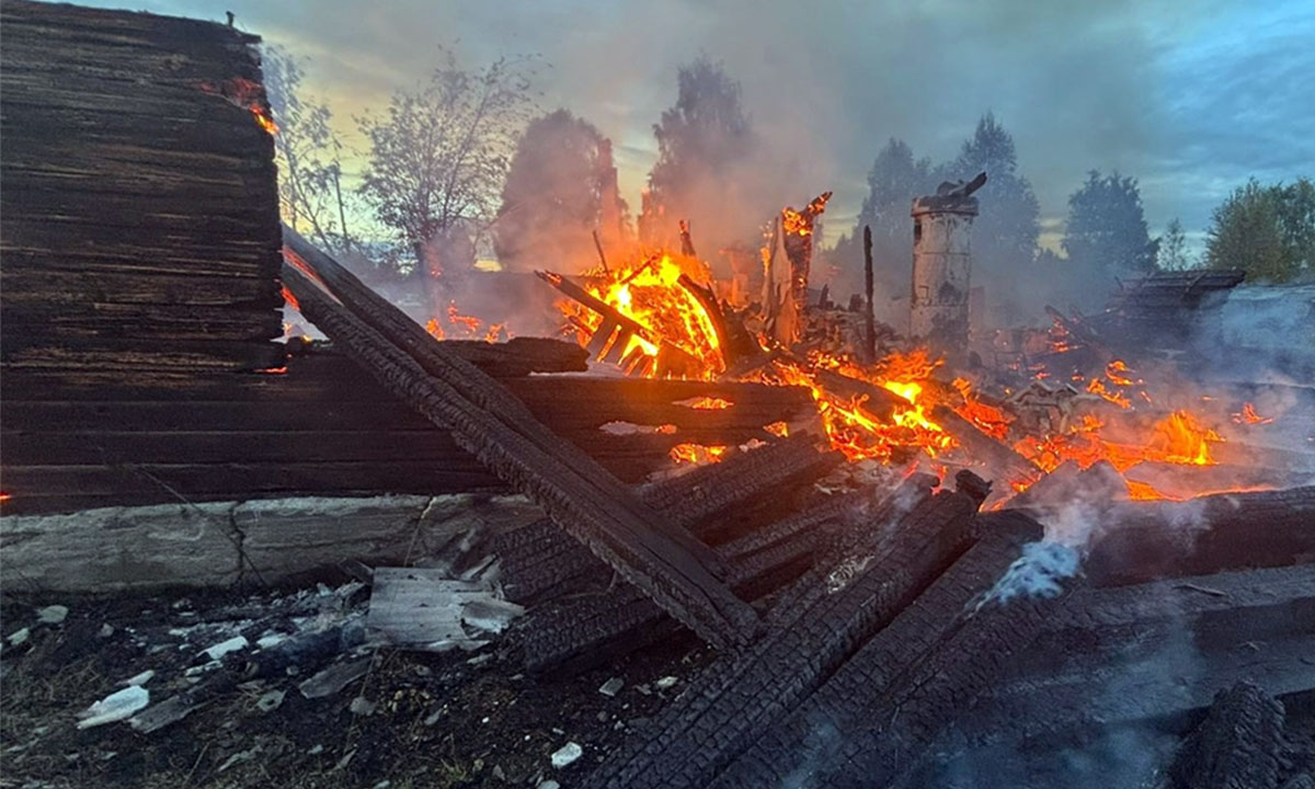 В Карелии сгорел большой жилой дом