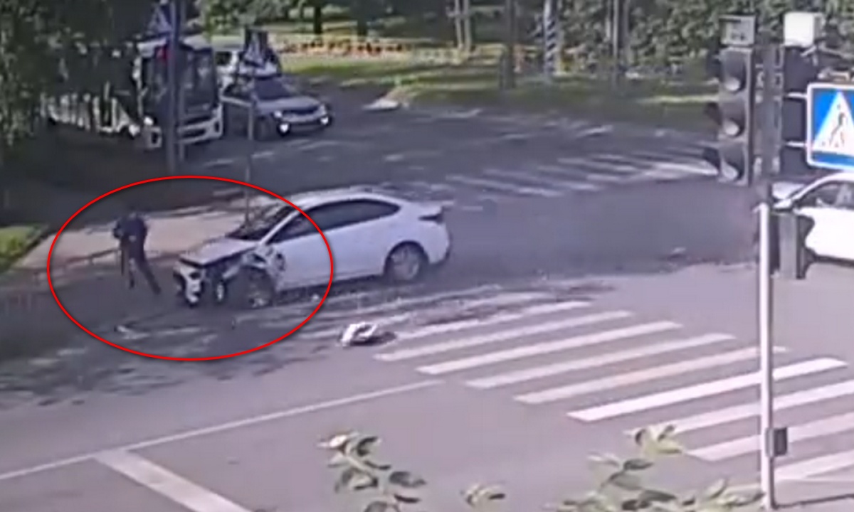 В Петрозаводске машина вылетела на тротуар, где был пешеход