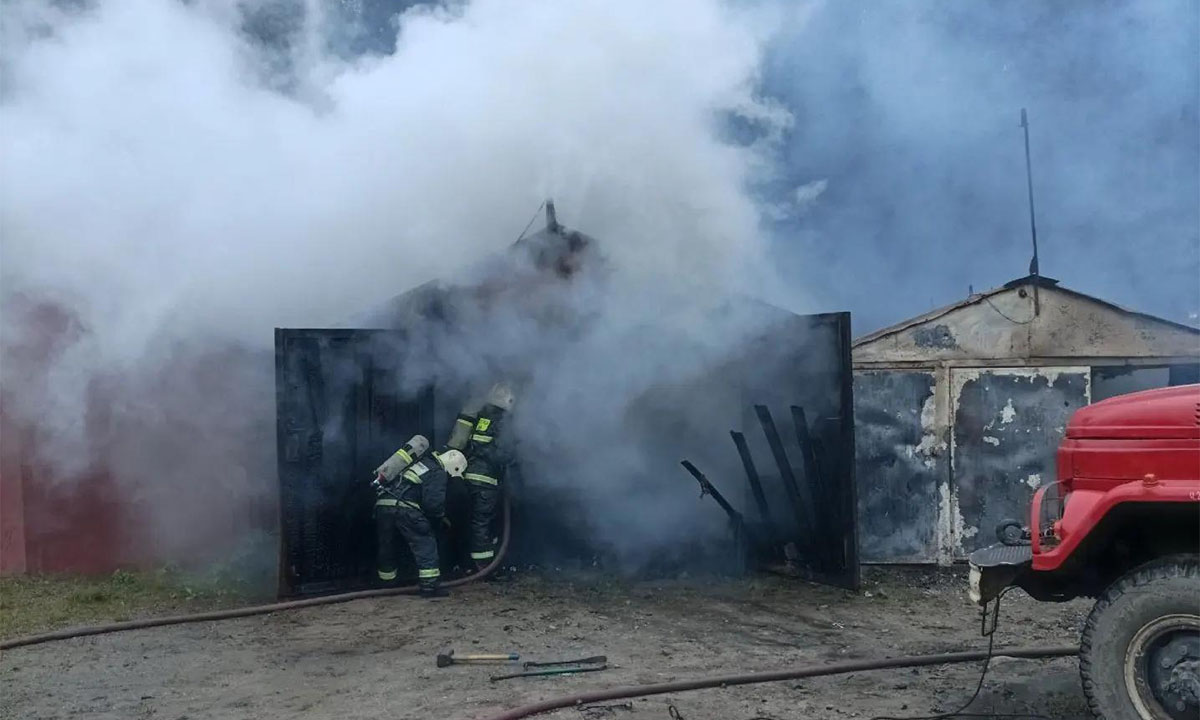 В Карелии во время пожара в гаражном кооперативе произошел взрыв