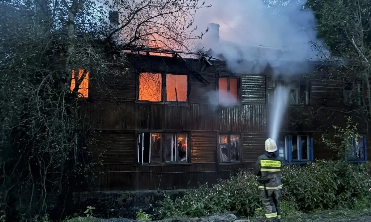 Огромный дом сгорел в Карелии