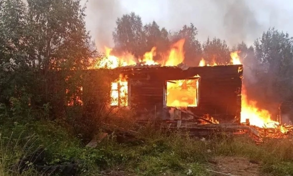 Еще один дом полностью выгорел ночью в Карелии