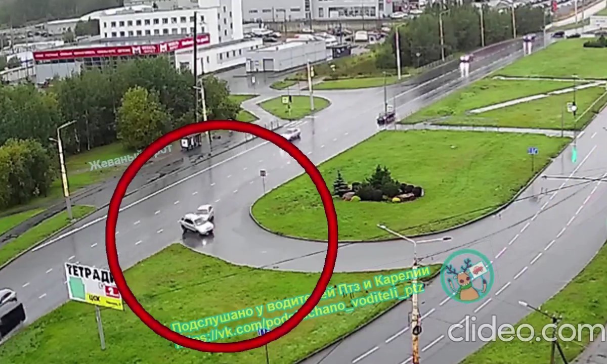 В Петрозаводске два автомобиля вылетели на газон после столкновения