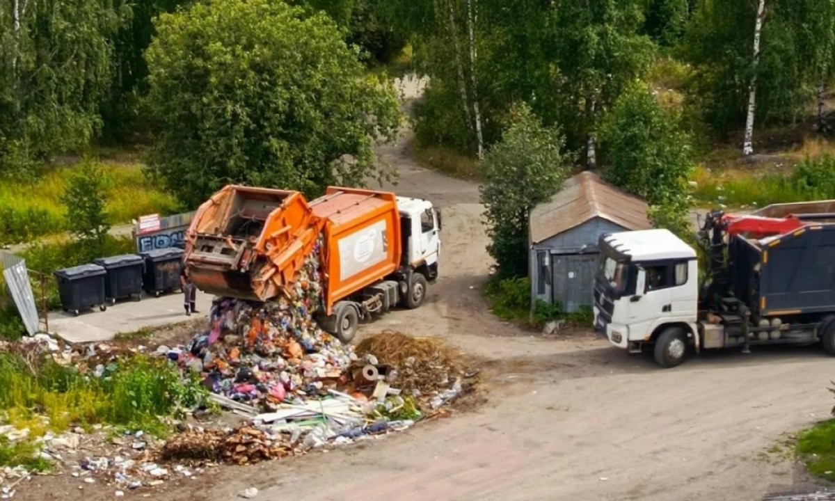 В Карелии мусоровоз разгрузился прямо на улице, не доехав до полигона