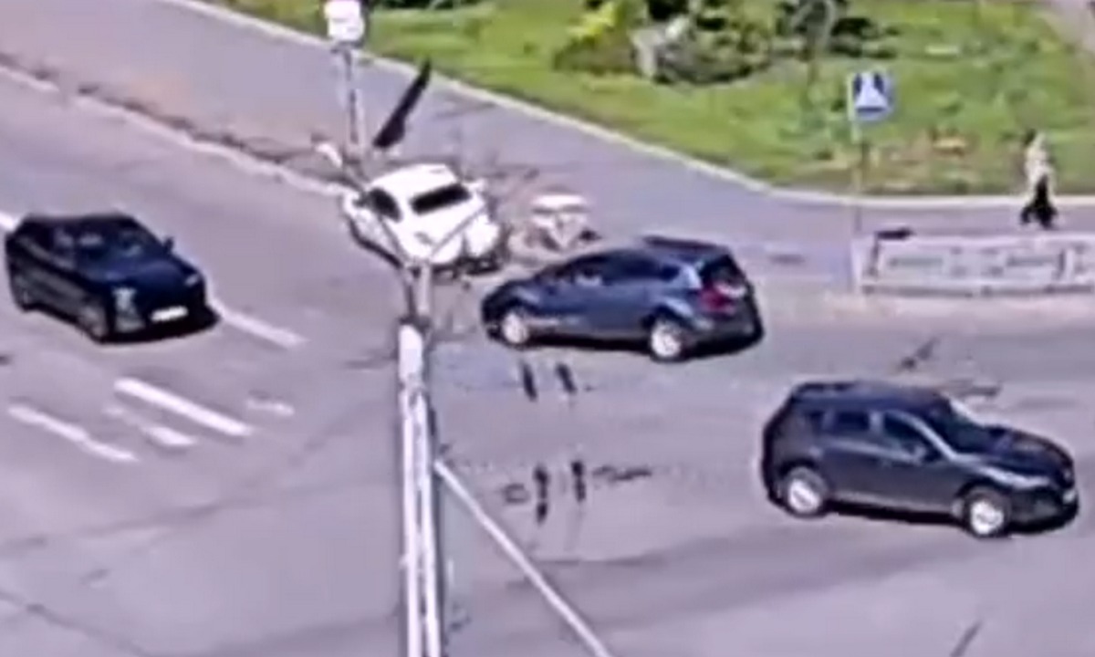«„Облизать“ поребрик». В Петрозаводске учебная машина попала в ДТП