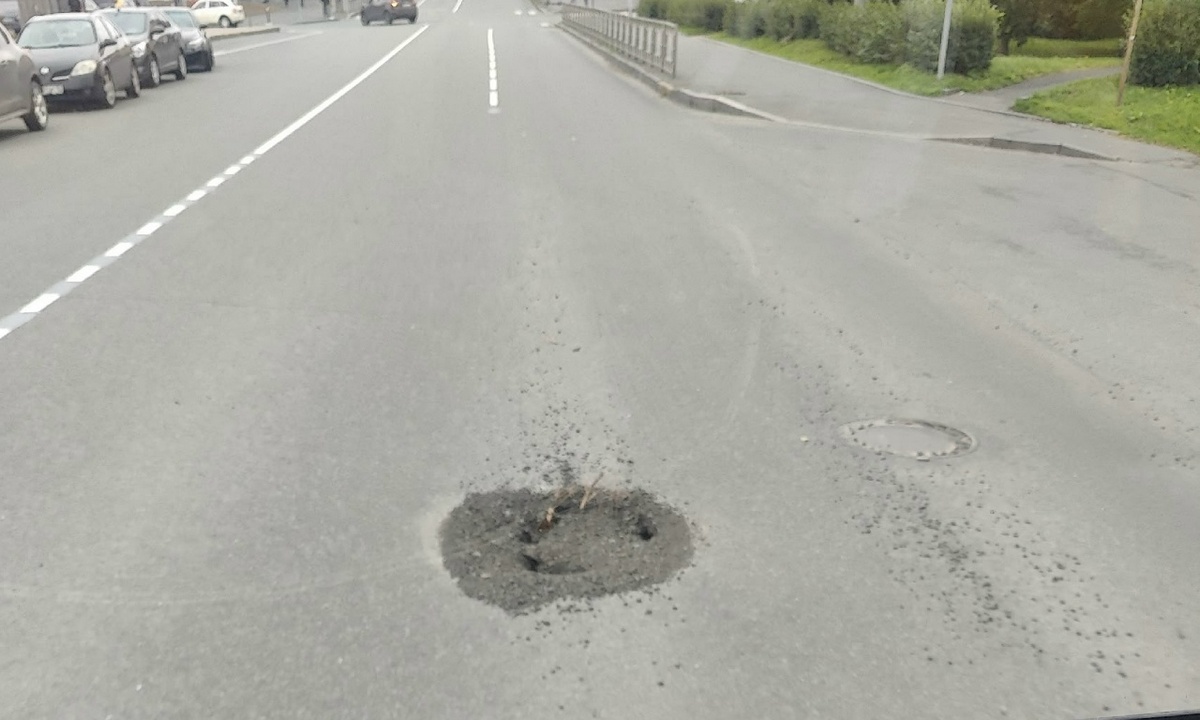 В Петрозаводске яма, заделанная утром, снова появилась к обеду