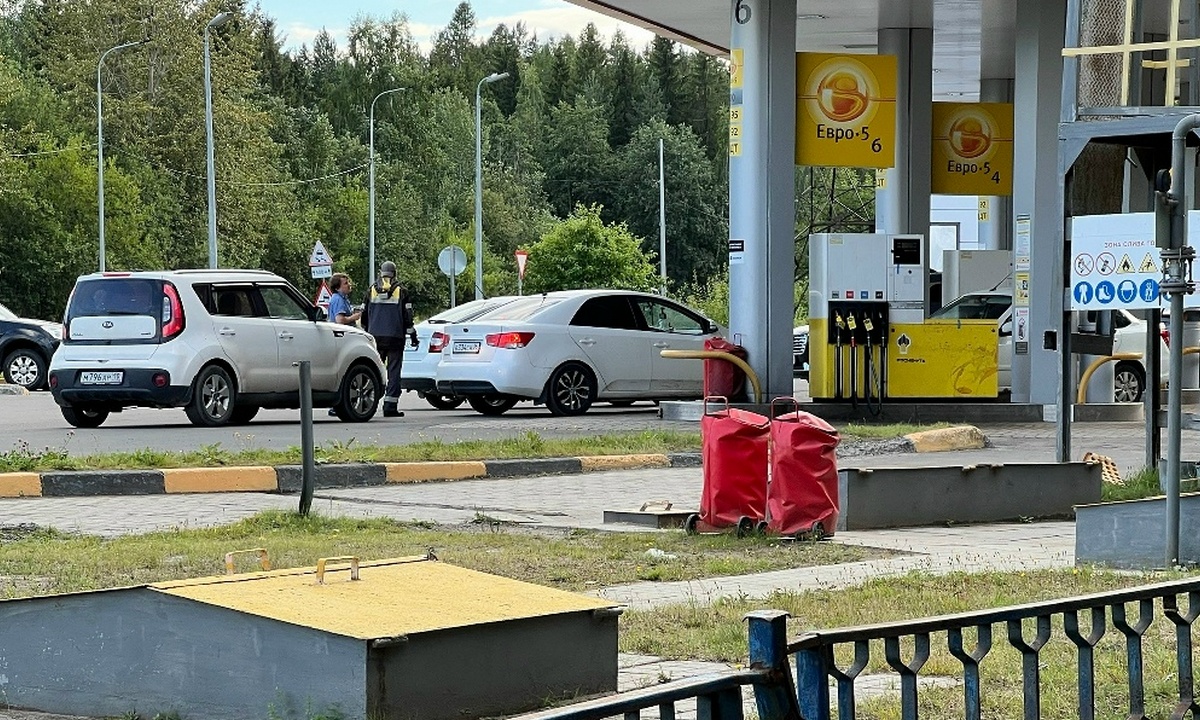 Возникли проблемы с поставкой топлива в Карелию: на заправках снова очереди