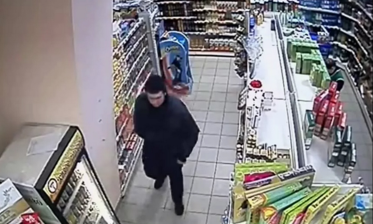 В Петрозаводске сотрудник магазина догнал грабителя и отобрал похищенное