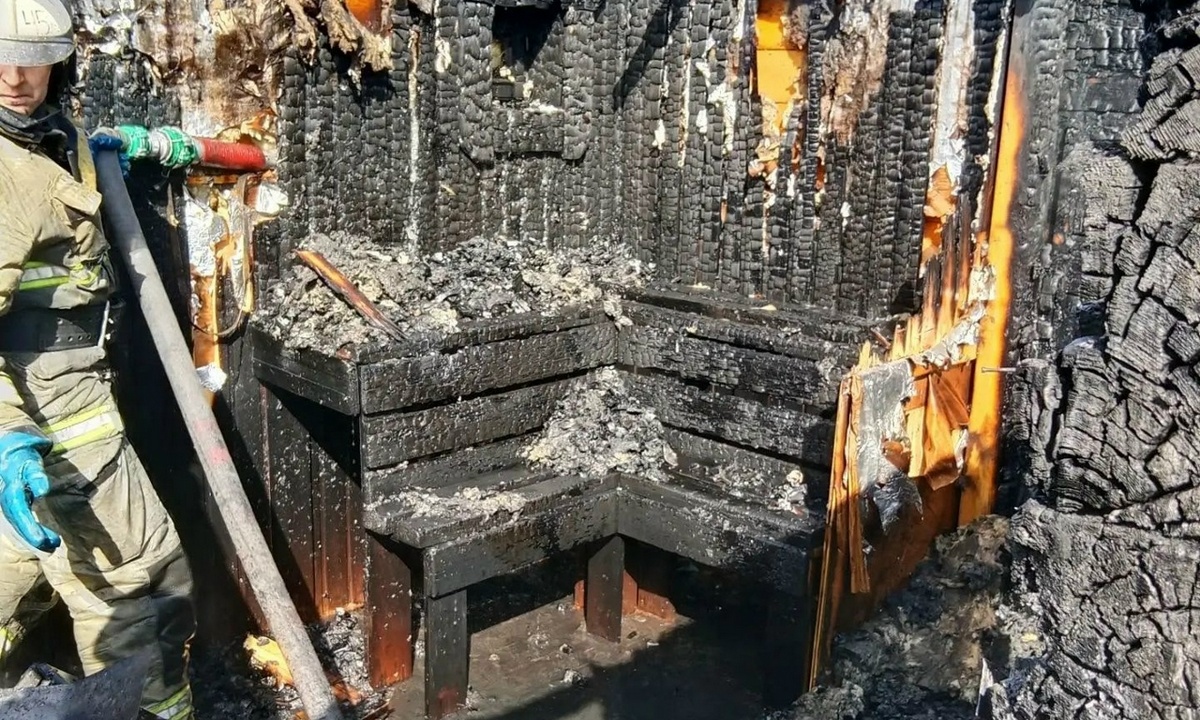 В Карелии пожарные спасли дачи от огня