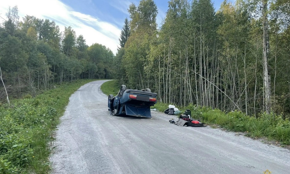 Автомобиль опрокинулся на крышу на грунтовой дороге в Карелии
