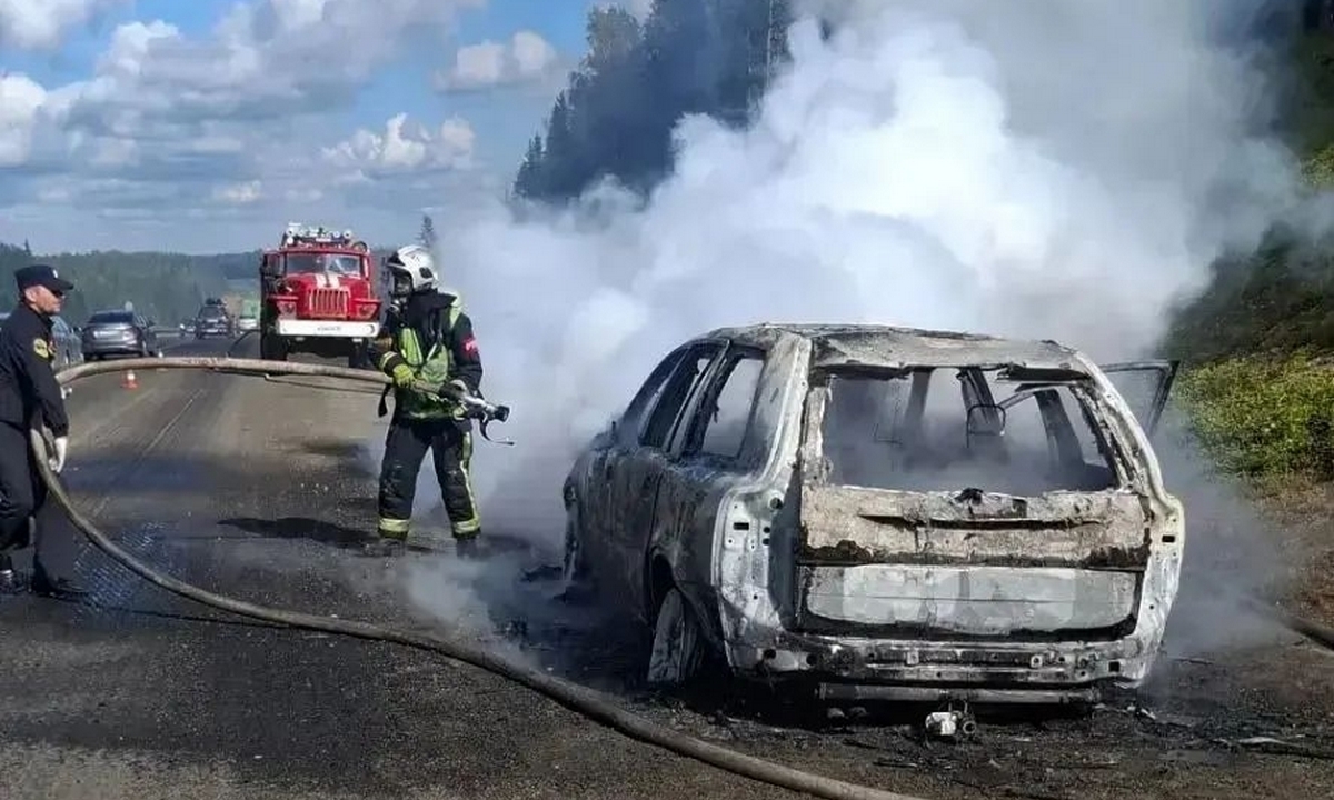 Машина сгорела дотла на трассе «Кола»