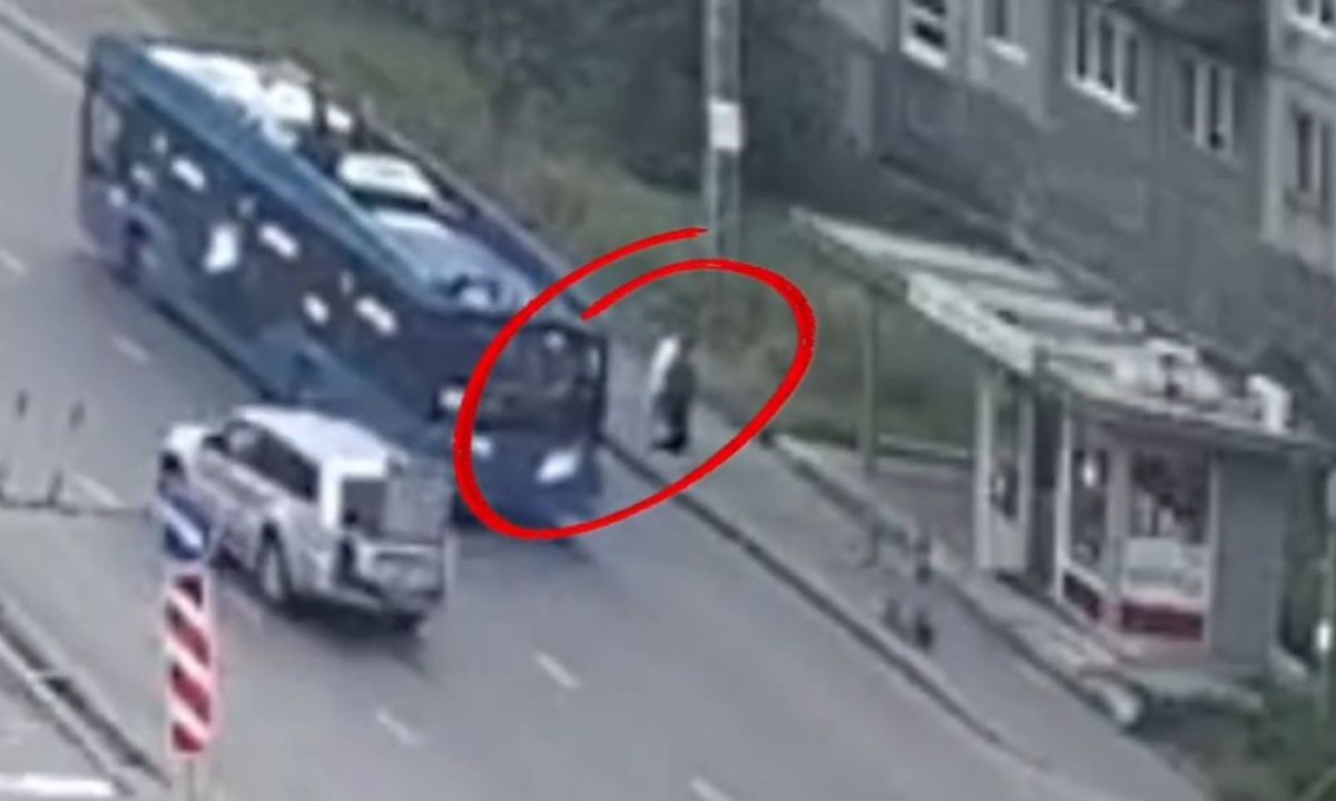 В Петрозаводске троллейбус проехал мимо пассажиров на остановке
