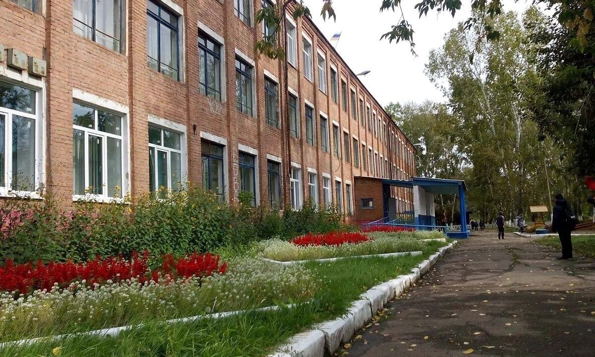 На линейке школьница напала с ножом на учителя и распылила газ