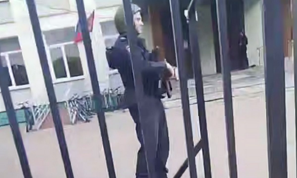 Пятиклассник принес нож в школу и ранил учителя