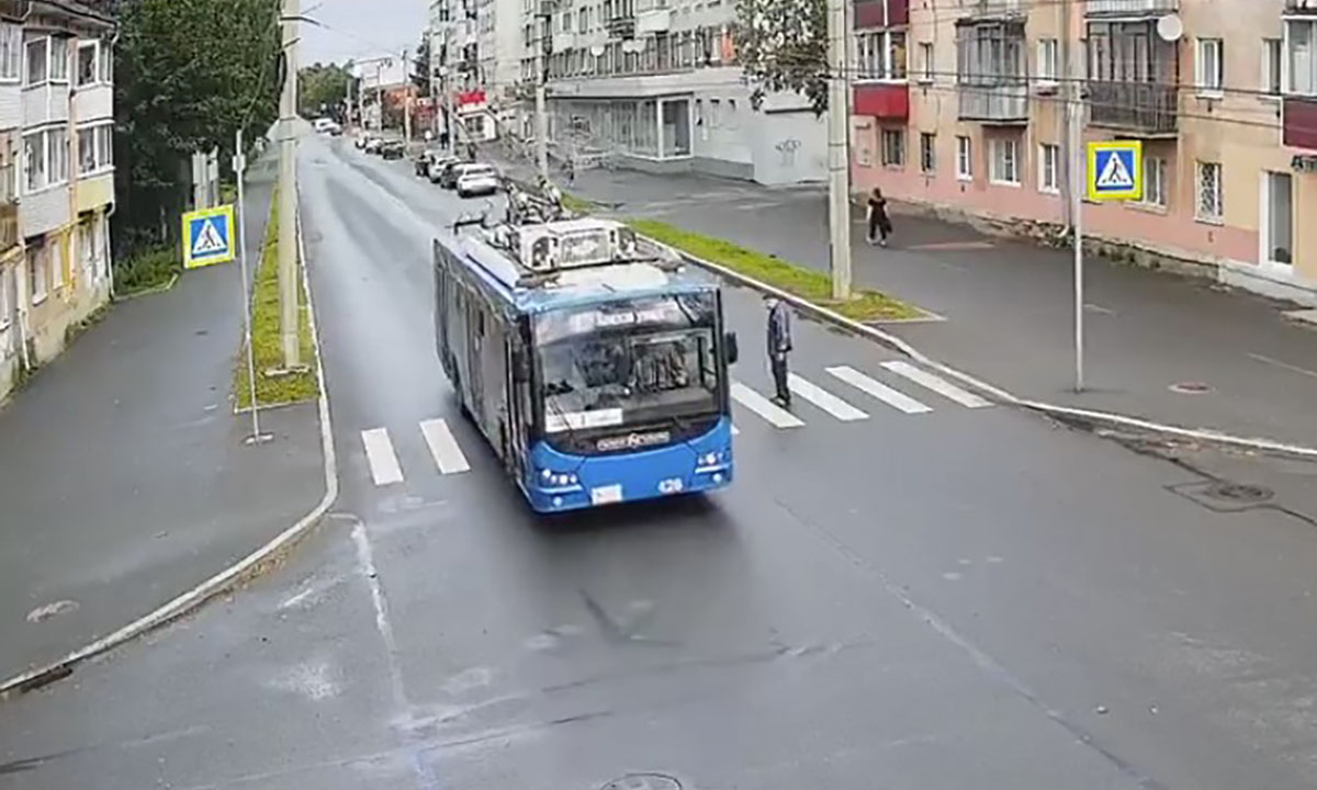 В Петрозаводске троллейбус чуть не снес пешехода