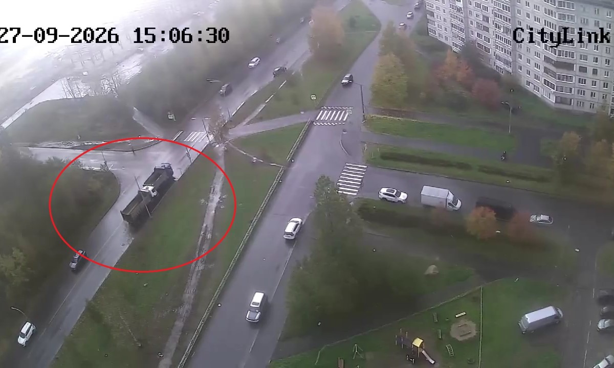 В Петрозаводске два грузовика столкнулись у пешеходного перехода