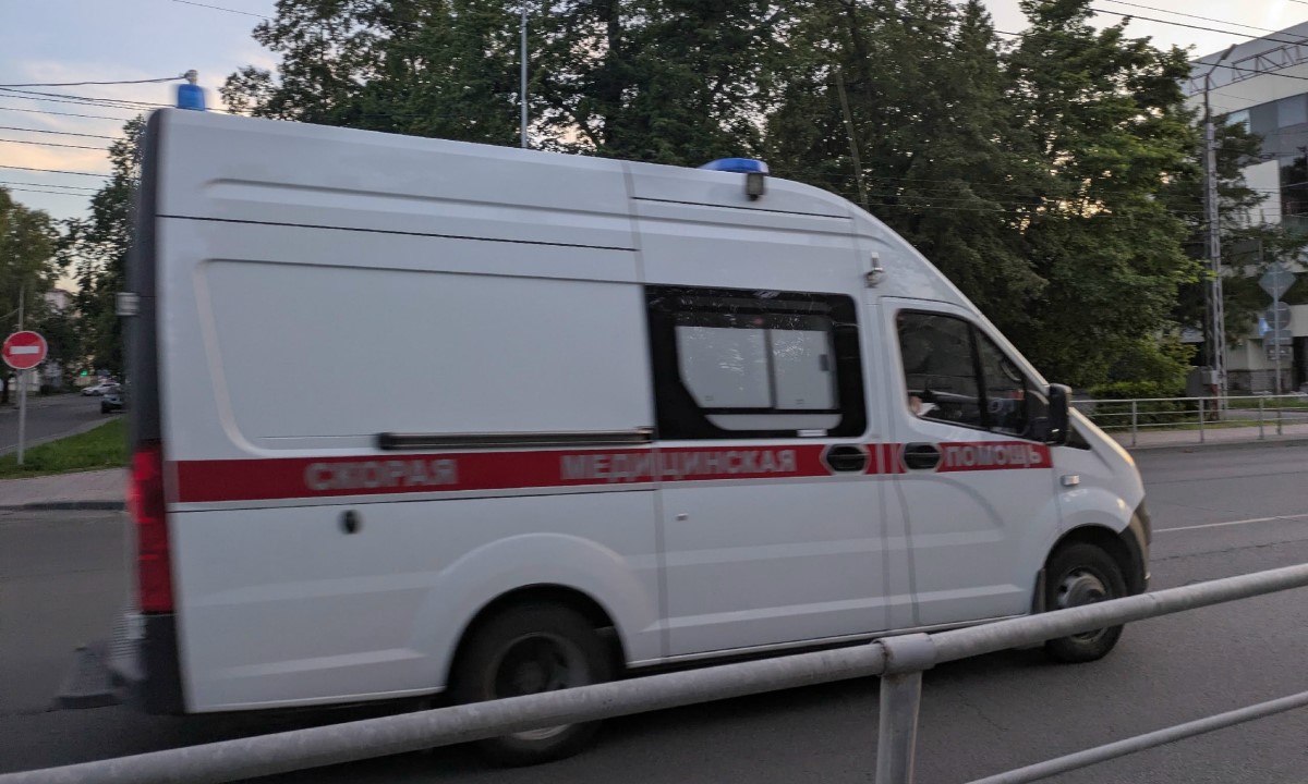 Деталь автобуса прилетела пассажирке прямо в голову