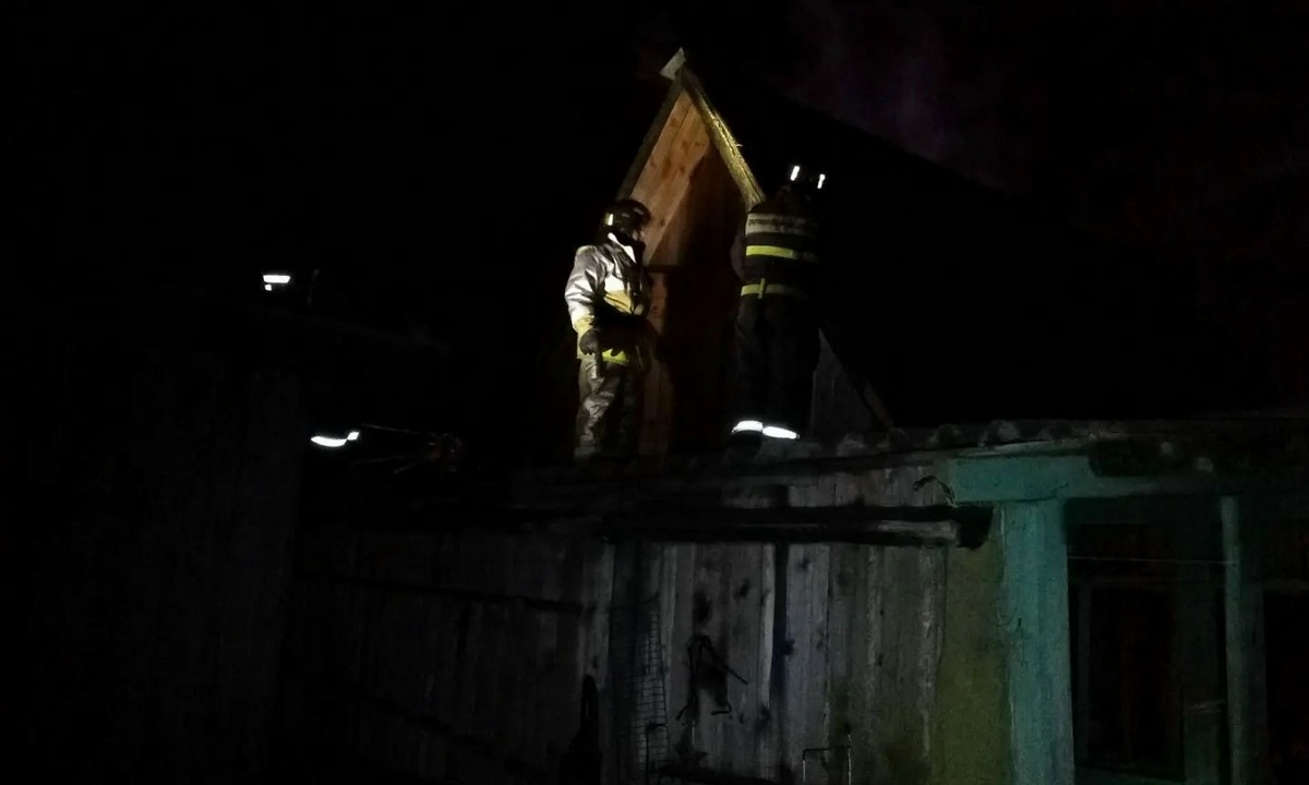 В Карелии в доме загорелся чердак
