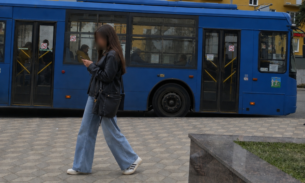 девушка улица телефон троллейбус