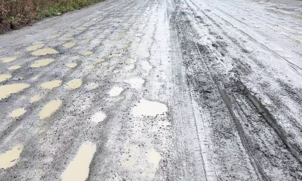 Жители поселка в Карелии просят отремонтировать единственную дорогу