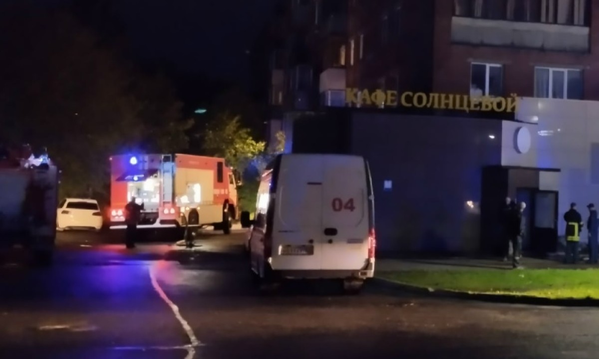 «Проснулись от вони и шума»: в Петрозаводске ночью загорелось кафе, на которое годами жалуются жители дома