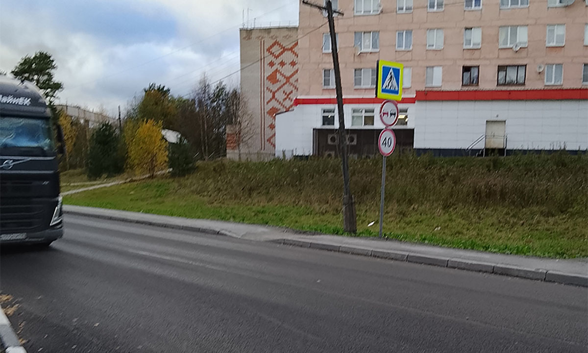 «Поток машин здесь немалый». В поселке Карелии опасные «пешеходники»