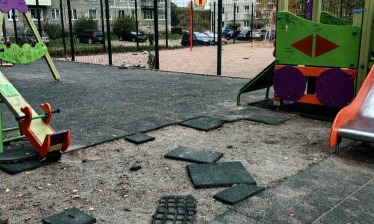 «Обидно». В Карелии вандалы разгромили детскую площадку