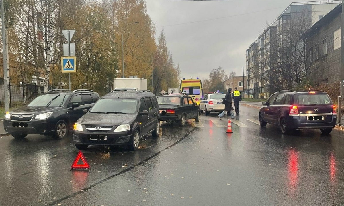 В Петрозаводске 82-летий водитель на буксире устроил массовую аварию с пострадавшими