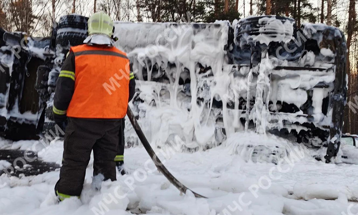 В Карелии на трассе после взрыва перевернулась фура