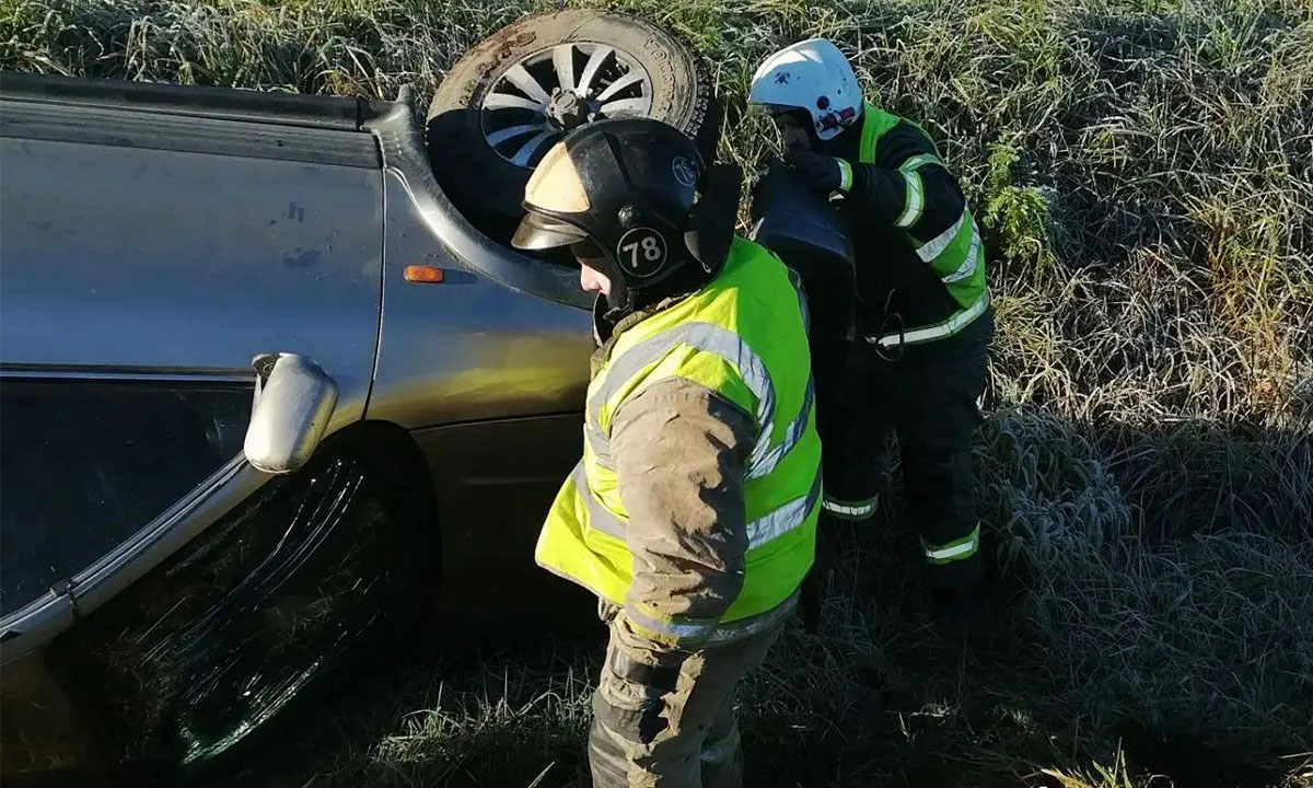 В Карелии еще один автомобиль улетел с трассы и перевернулся