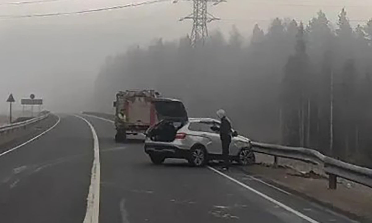Водителю, влетевшему в ограждение на трассе в Карелии, понадобилась помощь пожарных