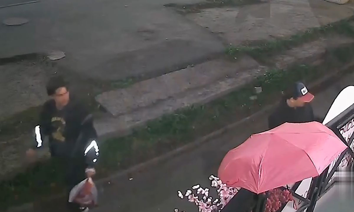 «Как же опускаются руки»: в Петрозаводске снова украли зонт с оформления цветочного магазина