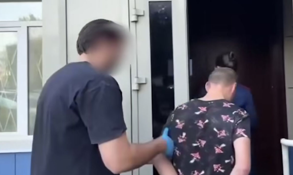 Приемный сын зарезал мать и ее ребенка