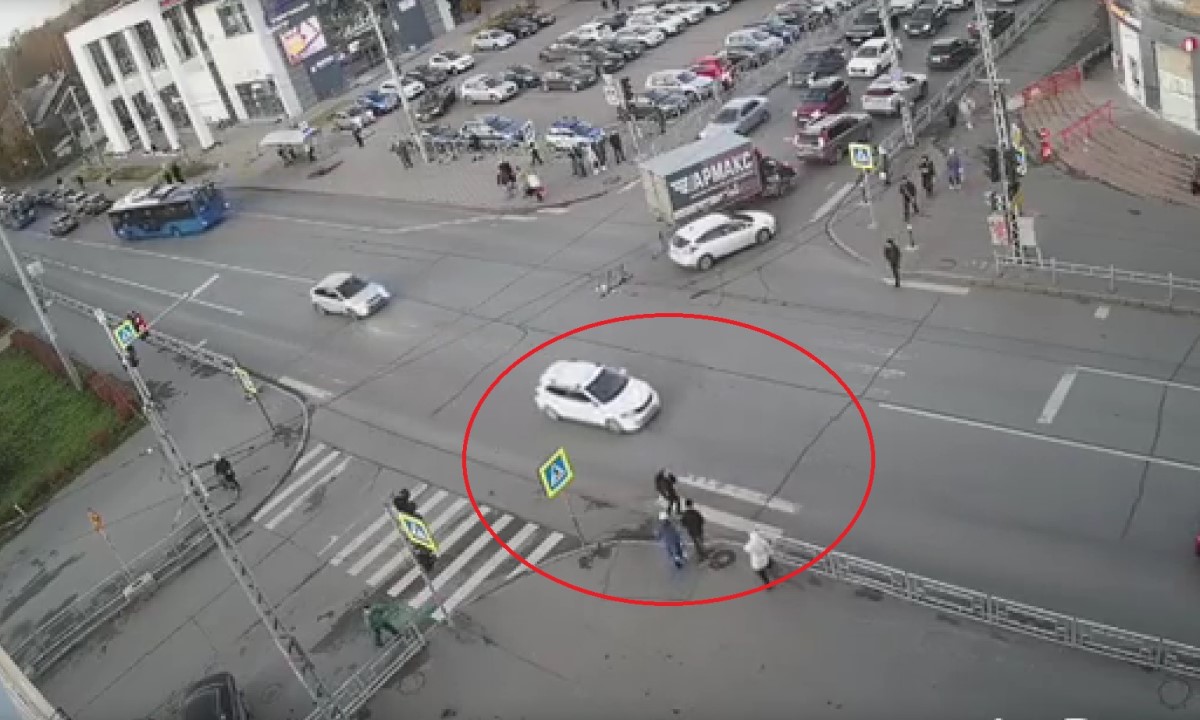В Петрозаводске водитель проехал на «красный» и едва не сбил пешеходов