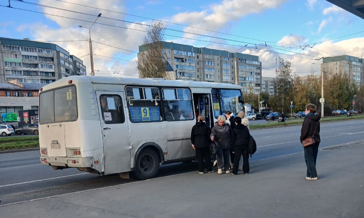 «Скотовозы». Жители Петрозаводска возмущены автобусами без задних дверей
