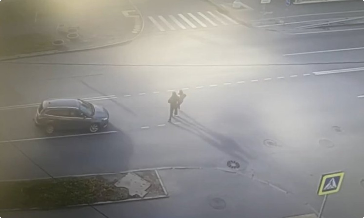 «Идут в наушниках, выпадая из реальности». Двух девочек дважды чуть не сбили на одной дороге