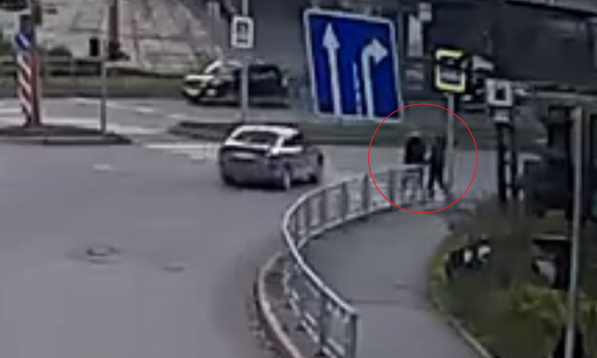 В Петрозаводске чуть не сбили семью с ребенком, которая переходила дорогу на «зеленый»